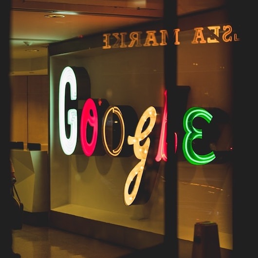 Google-Logo in Leuchtbuschstaben