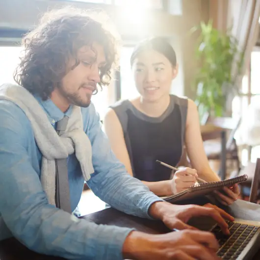 man und frau beim unterricht