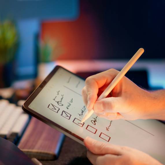 Hand macht inventor auf ein Tablet